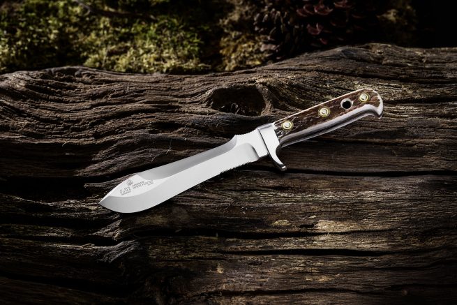 Hochwertige Fotografie des legendären PUMA White Hunter Jagdmessers – traditionell gefertigt in Solingen, kraftvoll inszeniert für Sammler & Jäger.