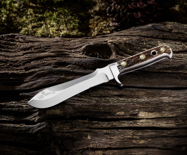 Hochwertige Fotografie des legendären PUMA White Hunter Jagdmessers – traditionell gefertigt in Solingen, kraftvoll inszeniert für Sammler & Jäger.